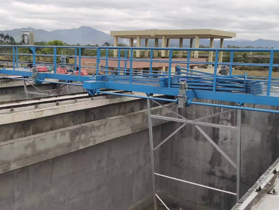 行车提耙式刮泥机